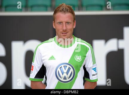 Deutsche Fußball Bundesliga-Verein VfL Patrick Ochs stellt während der offiziellen Fototermin für die Saison 2013 / 14 in Wolfsburg, am 18. Juli 2013. Foto: Peter Steffen/dpa Stockfoto