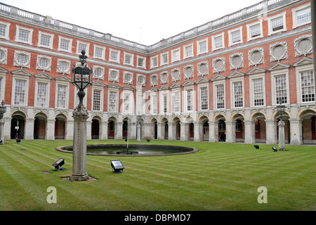 Fountain Court in Hampton Court Palace, Surrey, UK. Stockfoto