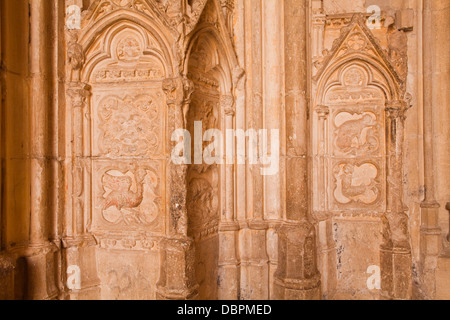 Detail der Skulpturen auf der Tor De La Grande Chapelle im Palais des Papes, Avignon, Vaucluse, Frankreich Stockfoto