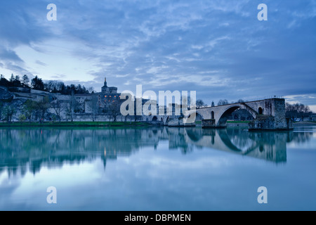 Saint-Benezet Brücke aus dem 12. Jahrhundert und der Palais des Papes, über den Fluss Rhone, Avignon, Vaucluse, Frankreich Stockfoto