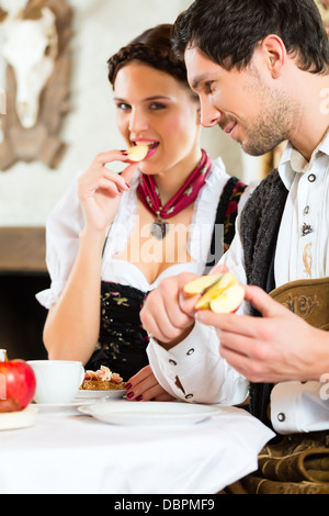 Paar in einer traditionellen Hütte mit einer Mahlzeit Stockfoto