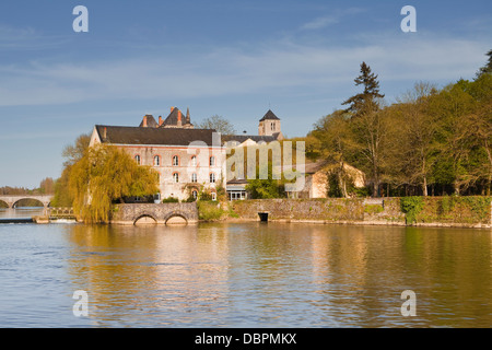 Der Fluss Sarthe und der Abtei Solesmes, Sarthe, Pays De La Loire, Frankreich, Europa Stockfoto