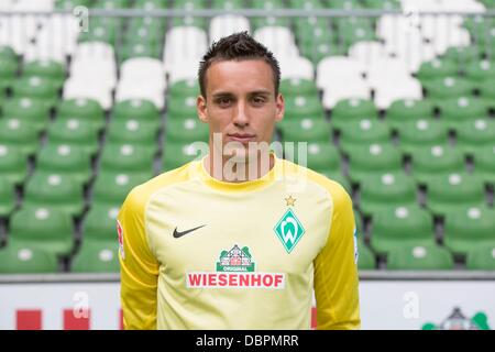 Das Bild zeigt die deutsche Fußball-Bundesliga-Verein SV Werder Bremen Torwart Raphael Wolf während der offiziellen Fototermin für die Saison 2013 / 14 in Bremen am 29. Juli 2013. Foto: Joerg Sabach/dpa Stockfoto