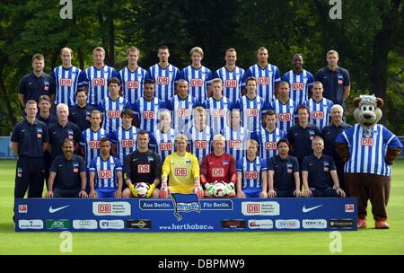 Offizielles Mannschaftsfoto des deutschen Bundesligisten Hertha BSC während den offiziellen Fototermin der Saison 2013 / 14 am 28. Juni 2013 in Berlin auf die Ausbildung Boden im Olympiastadion. Erste Reihe unter (l-R): Trainer Jos Luhukay, der Spieler Hany Mukhtar, Philip Sprint, Thomas Kraft, Sascha Burchert, Fabian Holland, David de Mel, Robert Abramczyk, Maskottchen Herthinho. Zweite Reihe (l-R): Markus Gellhaus, Rob Reekers und die Spieler Peter Pekarík, Nico Schulz, Peer Kluge, Fabian Lustenberger, Ronny, Alexander Baumjohann, Henrik Kuchno und Nello di Martino. Dritte Sitzreihe (l-R): Richard Golz, Hi-Un-Park Stockfoto