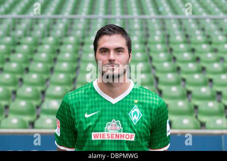 Das Bild zeigt die deutsche Fußball Bundesliga-Verein SV Werder Bremen Denni Avdic während der offiziellen Fototermin für die Saison 2013 / 14 in Bremen am 29. Juli 2013. Foto: Joerg Sabach/dpa Stockfoto