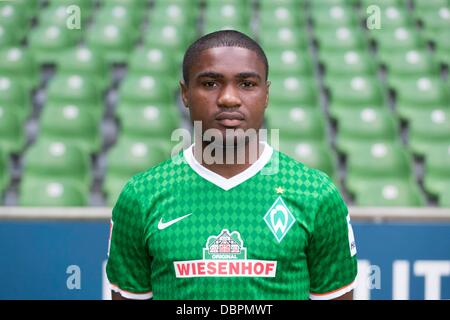 Das Bild zeigt die deutsche Fußball Bundesliga-Verein SV Werder Bremen Cedrick Makiadi während der offiziellen Fototermin für die Saison 2013 / 14 in Bremen am 29. Juli 2013. Foto: Joerg Sabach/dpa Stockfoto