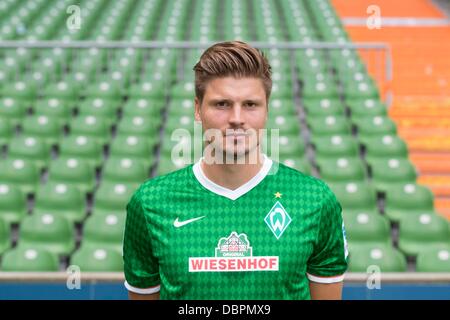 Das Bild zeigt die deutsche Fußball Bundesliga-Verein SV Werder Bremen Sebastian Proedl während der offiziellen Fototermin für die Saison 2013 / 14 in Bremen am 29. Juli 2013. Foto: Joerg Sabach/dpa Stockfoto