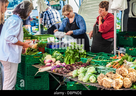 Kauf und Verkauf von frischen Produkten aus einem pflanzlichen Stand auf dem Markt in der Place Guillaume II in Luxemburg. Stockfoto