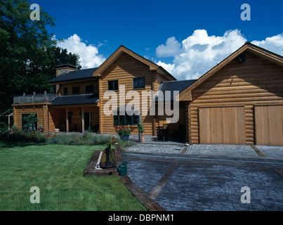 Das neu gebaute Holz verkleideten Haus mit Doppelgarage integraler Stockfoto