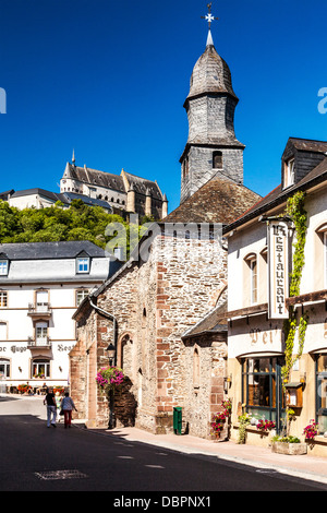 Blick auf das Schloss Vianden in Luxemburg, aus der gleichnamigen Stadt unten. Stockfoto