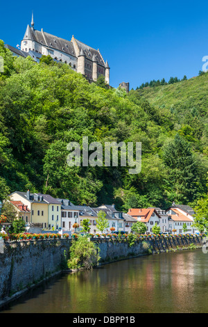 Blick auf das Schloss in Vianden in Luxemburg, vom Fluss unsere unten. Stockfoto