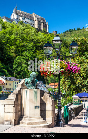 Blick auf das Schloss in Vianden in Luxemburg, von der Bank von der unsere mit der Bronze-Büste von Victor Hugo im Vordergrund. Stockfoto