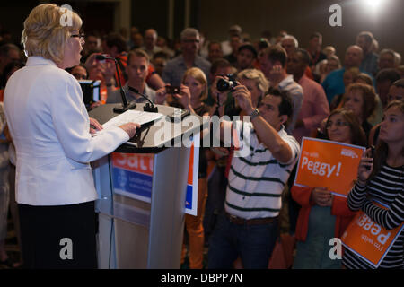 London, Ontario, Kanada. 1. August 2013. Peggy Sattler und Ontario NDPs schrieb Geschichte, als sie gewann das Reiten von London West zum ersten Mal, seit es im Jahr 1999 gegründet wurde. Die Partei, die bei den letzten Wahlen nie besser als dritte im Reiten gelegt, eine frühe Führung und nie bereut. Bildnachweis: Mark Spowart/Alamy Live-Nachrichten Stockfoto