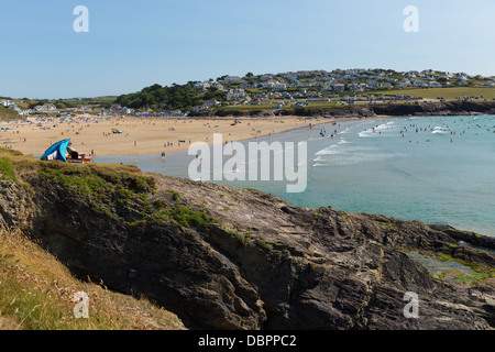 Polzeath Strand Cornwall während der Hitzesommer von Juli 2013.  Urlauber und Surfer strömen an den Strand an einem sonnigen Tag. Stockfoto