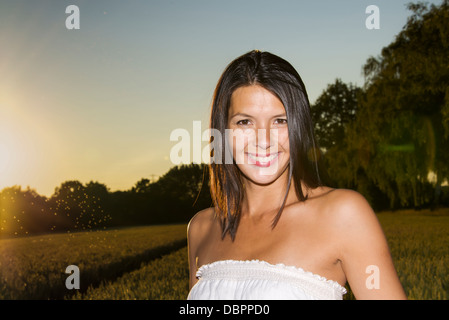schöne junge Frau im Weizenfeld, Lächeln Stockfoto