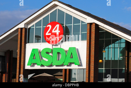 Ein Blick auf die 24 Std. ASDA Zeichen an der Ringstraße in Norwich, Norfolk, England, Vereinigtes Königreich. Stockfoto