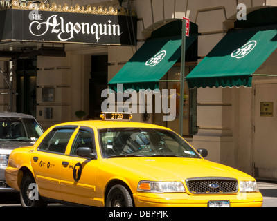 Das Algonquin Hotel ist ein luxuriöses historisches Wahrzeichen im Times Square Viertel, New York City, USA 2013 Stockfoto