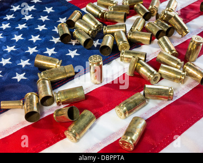 US-Flagge Hintergrund mit Patronenhülsen Stockfoto