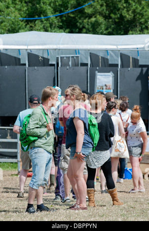Glastonbury Festival 2013 UK - Warteschlange für Toiletten Stockfoto