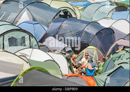 Glastonbury Festival 2013 UK - eine Gruppe von Campern umgeben von Zelten auf dem Campingplatz Pennard Hill Boden Stockfoto