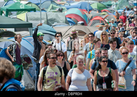 Glastonbury Festival 2013 UK - Camper zu Fuß zu den wichtigsten Arenen umgeben von Zelten auf dem Campingplatz Pennard Hill Boden Stockfoto