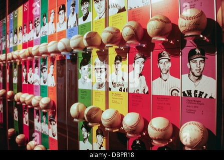 National Baseball Hall of Fame, keine Spielehits, Kannen und Baseballs Ausstellung, Cooperstown, New York Stockfoto