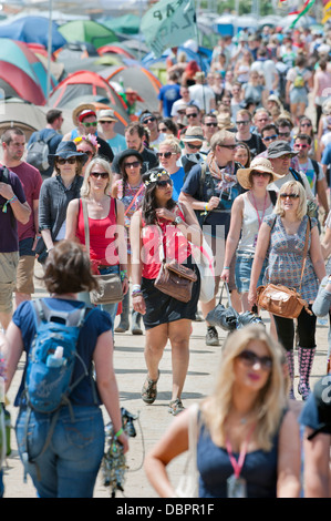 Glastonbury Festival 2013 UK - Camper zu Fuß zu den wichtigsten Arenen umgeben von Zelten auf dem Campingplatz Pennard Hill Boden Stockfoto