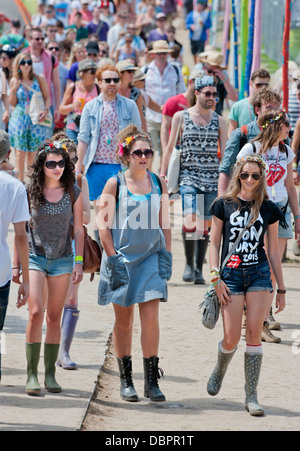 Glastonbury Festival 2013 UK - Camper zu Fuß zu den wichtigsten Arenen umgeben von Zelten auf dem Campingplatz Pennard Hill Boden Stockfoto