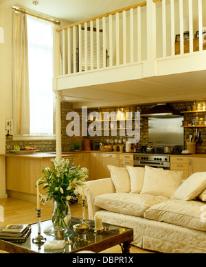 Moderne Küche und Wohnbereich mit großen Sofa in kleinen Dachgeschossausbau Stockfoto