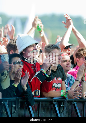 Glastonbury Festival 2013 UK - ein Mann, gekleidet wie ein Kolonialsoldaten bei der Aufführung von Ben Howard auf der Pyramide-Bühne Stockfoto