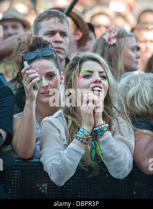 Glastonbury Festival 2013 UK - Mädchen bei der Aufführung von Ben Howard auf der Pyramide-Bühne Stockfoto