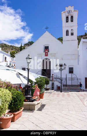 Zwei kleine Kinder spielen auf dem Platz vor der Kirche von San Antonio in Frigiliana, Südspanien. Stockfoto