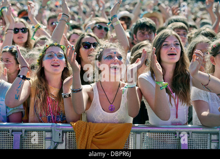 Glastonbury Festival 2013 - Fans von Noah and the Whale auf der anderen Bühne Stockfoto