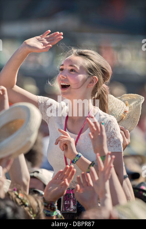 Glastonbury Festival 2013 - Fans bei der Aufführung von Noah und der Wal auf der anderen Bühne. Stockfoto