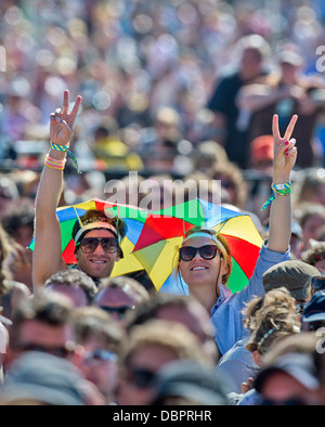 Glastonbury Festival 2013 - Fans bei der Aufführung von Noah und der Wal auf der anderen Bühne. Stockfoto