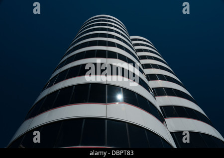 Twin kreisförmige weiß gestreiften Bürohäuser in Wellington New Zealand reflektieren die Sonne gegen blauen Himmel Stockfoto