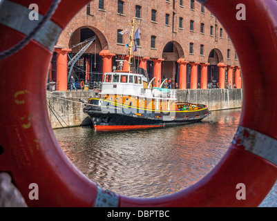 Brocklebank Schlepper im Albert Dock durch Rettungsring Stockfoto