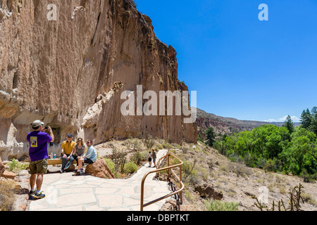 Touristen vor The Long House, Pueblo Klippenwohnungen am Bandelier National Monument in der Nähe von Los Alamos, New Mexico, USA Stockfoto