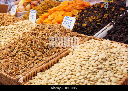 Nüssen und getrockneten Früchten für den Verkauf auf dem Markt Stockfoto