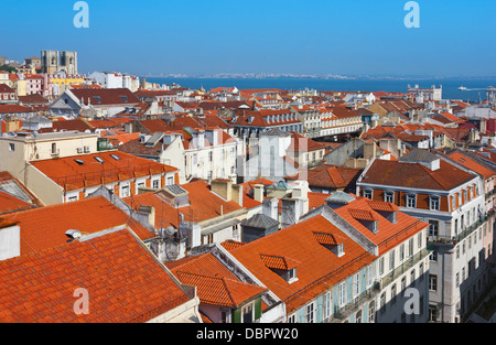 Panoramische Ansicht der Baixa-Viertel, Innenstadt in Lissabon, Portugal mit der Kathedrale und den Fluss Tejo im Hintergrund. Stockfoto