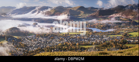 Ein herbstlicher Blick auf Keswick mit Derwent Water saß hinter sich, und die majestätischen Fjälls darüber hinaus. Latrigg entnommen. Stockfoto