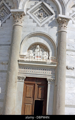 Gerader Schlag von der Eingangstür schiefen Turm in Pisa, Italien. Stockfoto
