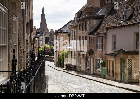 Die Quintessenz gepflasterten Straße und georgianische Architektur von Barn Hill mit St. Mary's Kirche im Hintergrund, Stamford, Lincolnshire, England Stockfoto