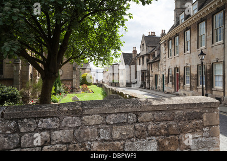 Die in der Regel georgische Architektur aus Stein von St. Georges Square neben Str. Georges Kirche in Stamford, Lincolnshire, England Stockfoto