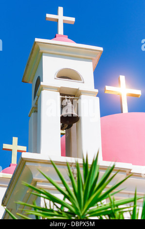 Sonne kreuzt Glanz Spiegelbild im goldenen auf rosa Kuppeln der griechisch-orthodoxen Kirche der sieben Apostel in Kapernaum Stockfoto