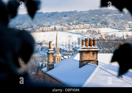 Winter-Blick über den Schnee bedeckt Dächer in Bath, Großbritannien Stockfoto