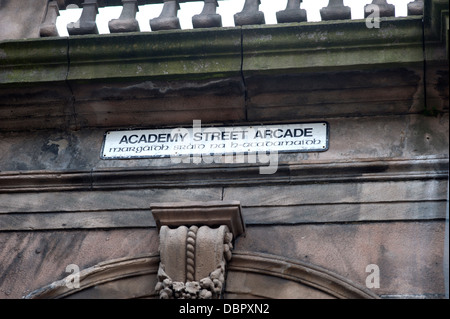 Academy Street Arcade unterzeichnen auf dem viktorianischen Gebäude in Inverness Schottland Stockfoto