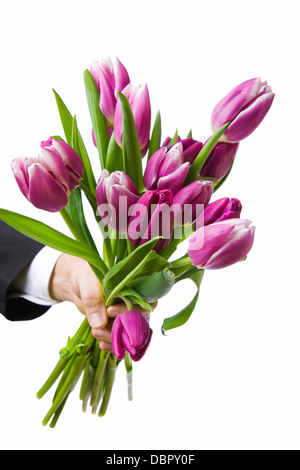 Der Mann hält einen Blumenstrauß, isoliert gegen weiße hautnah. Stockfoto