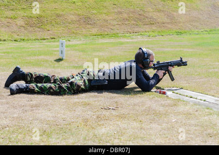 Ballykinlar, Nordirland. 2. August 2013 - ein Mann feuert eine Heckler und Koch MP5 Credit: Stephen Barnes/Alamy Live News Stockfoto