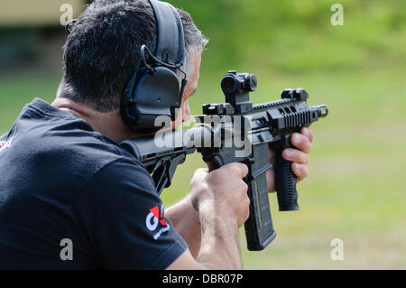 Ballykinlar, Nordirland. 2. August 2013 - ein Mann feuert einen Colt M4A1 Kredit: Stephen Barnes/Alamy Live News Stockfoto